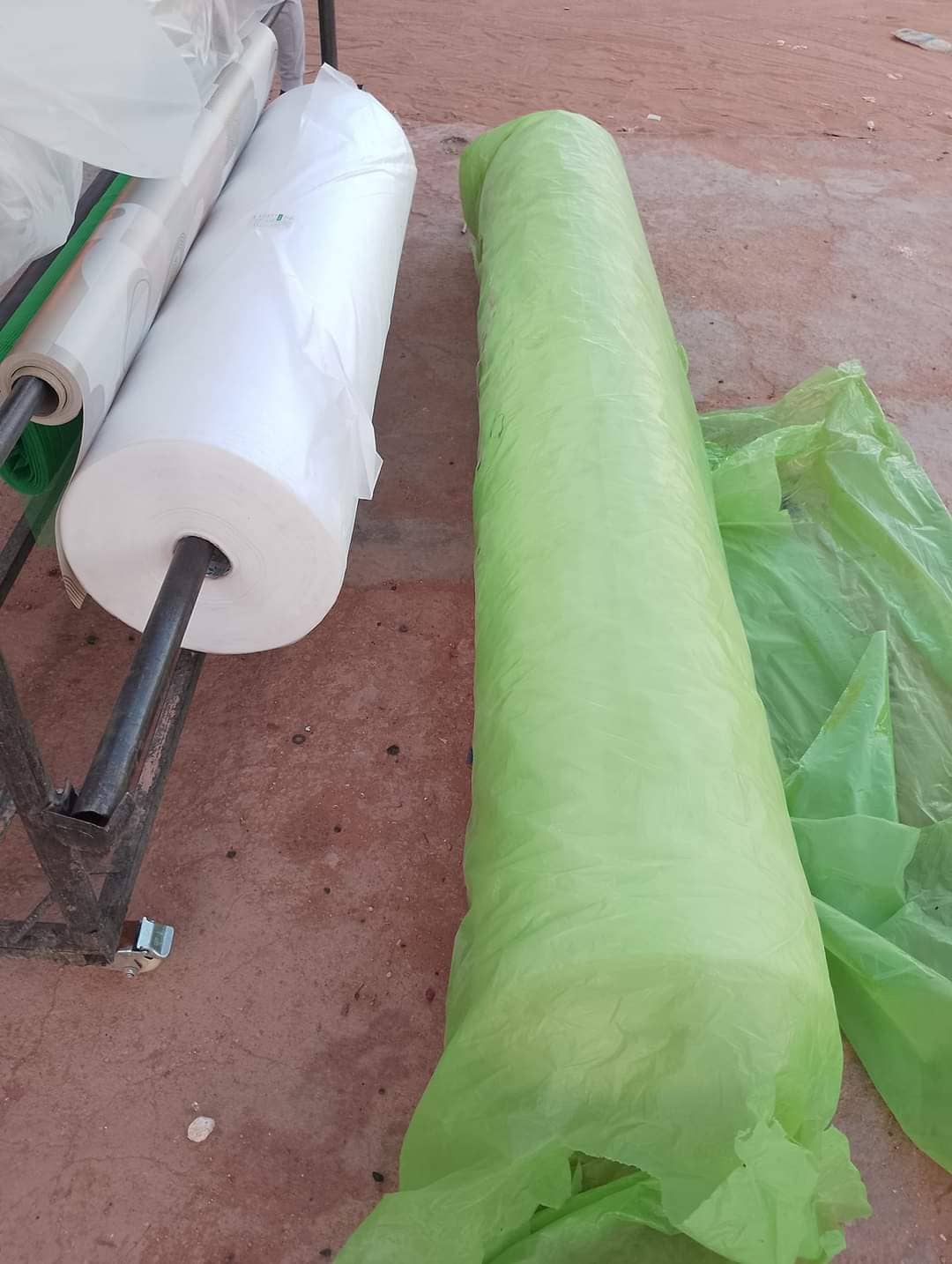 الشاش الزراعي غطاء النباتات الأبيض.