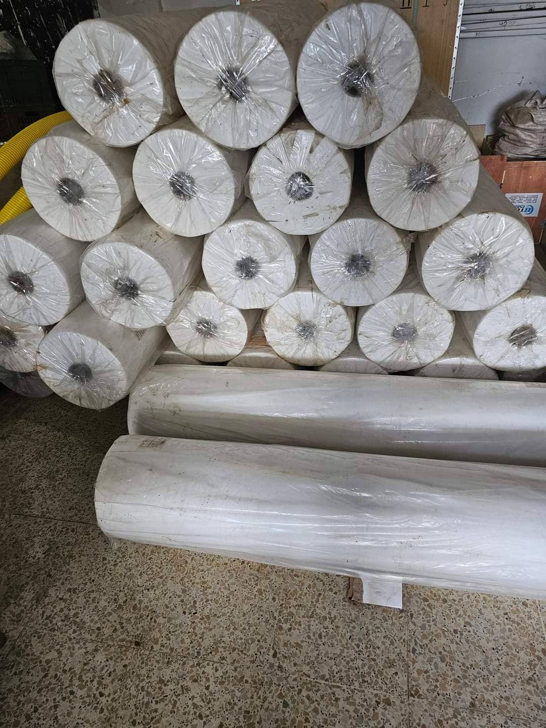 الشاش الزراعي غطاء النباتات الأبيض.